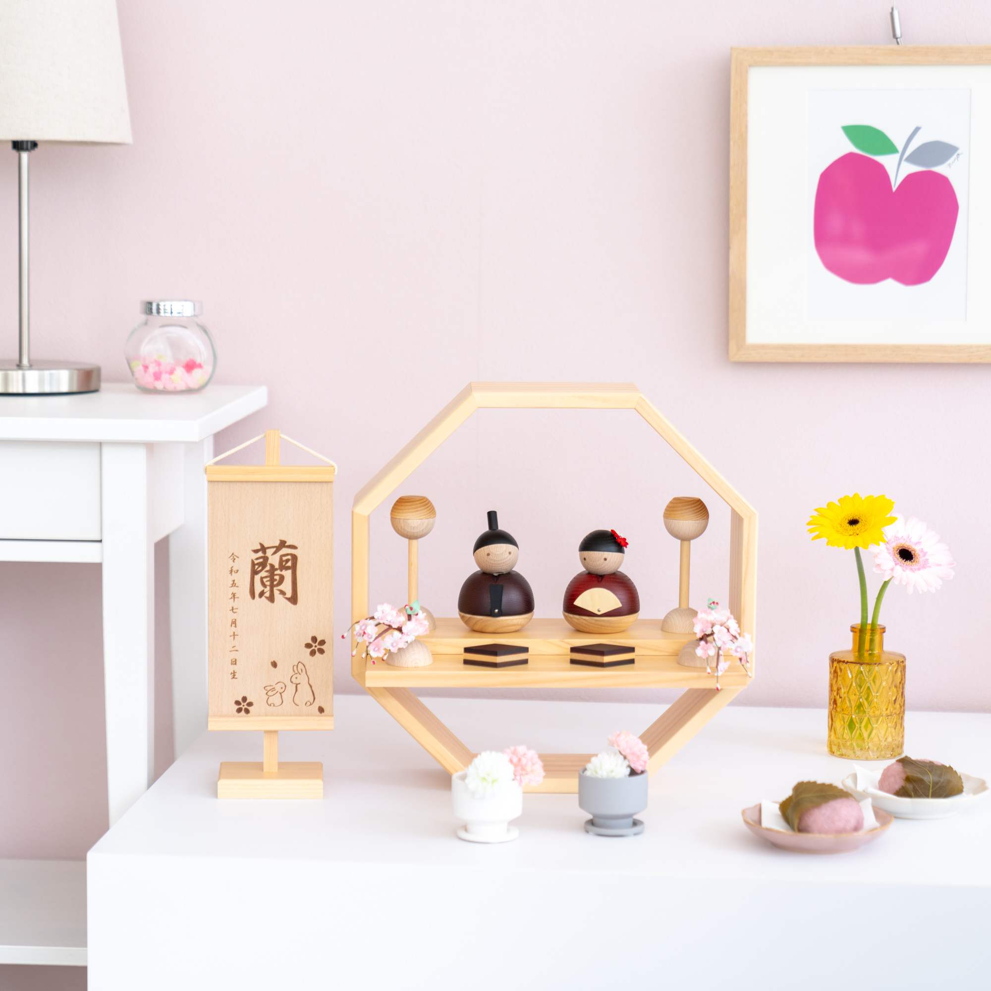 コンパクトでかわいい「ことの木製ひな人形」