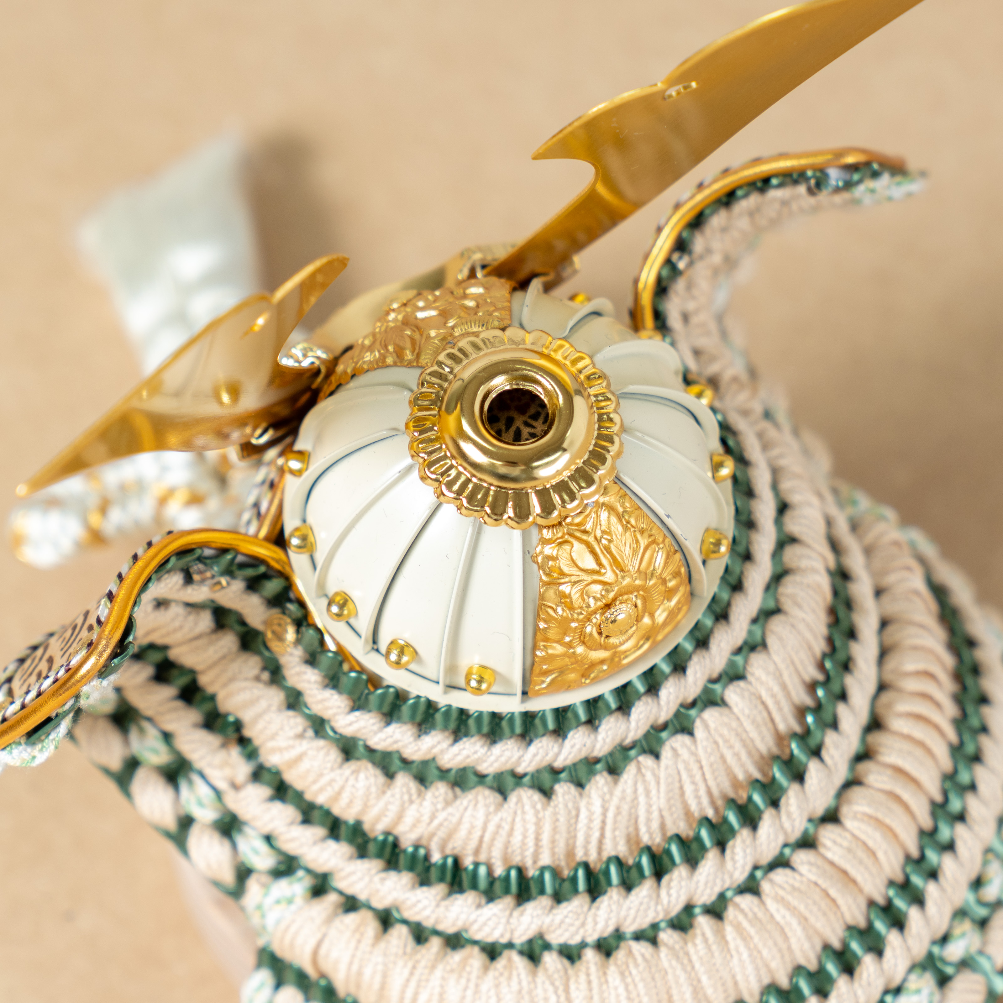 ことのオリジナル兜(5D-0250)だいち　円柱ケース　ナチュラル　コンパクトな木製の五月人形　おしゃれでかわいい兜飾り　モダンなインテリア　人気のケース飾り 五月人形 コンパクト 兜ケース飾り 兜飾り 大鍬兜 木製円柱ケース アクリル