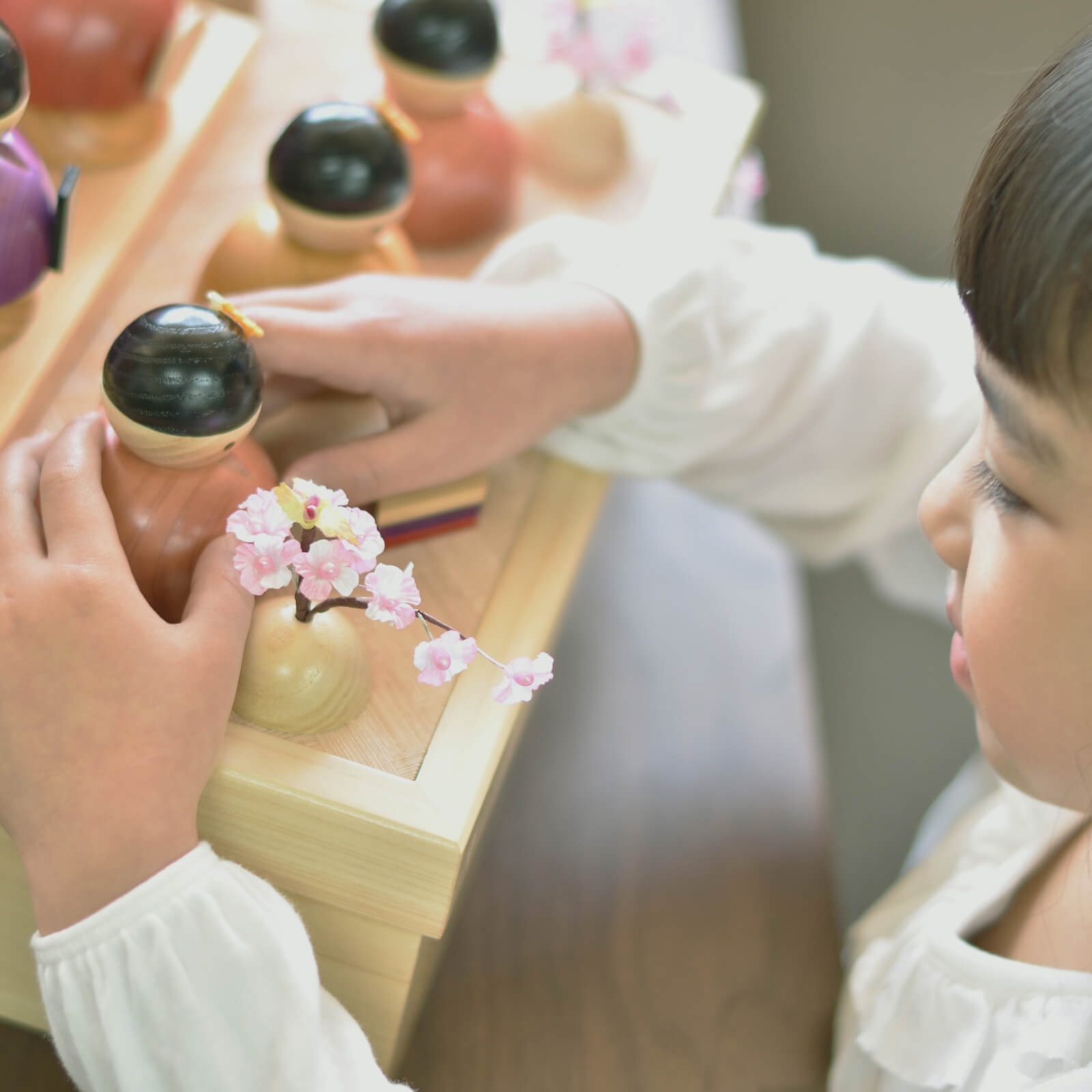 手に取って 木のぬくもりを感じられる “本物品質”のひな人形