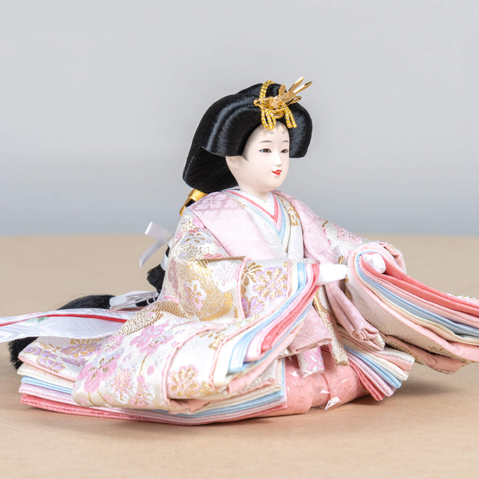 手に取って 木のぬくもりを感じられる “本物品質”のひな人形
