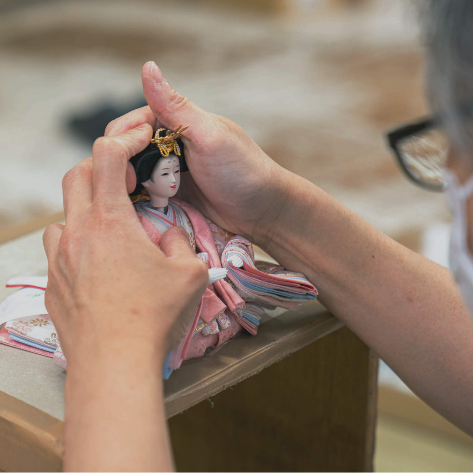 手に取って 木のぬくもりを感じられる “本物品質”のひな人形