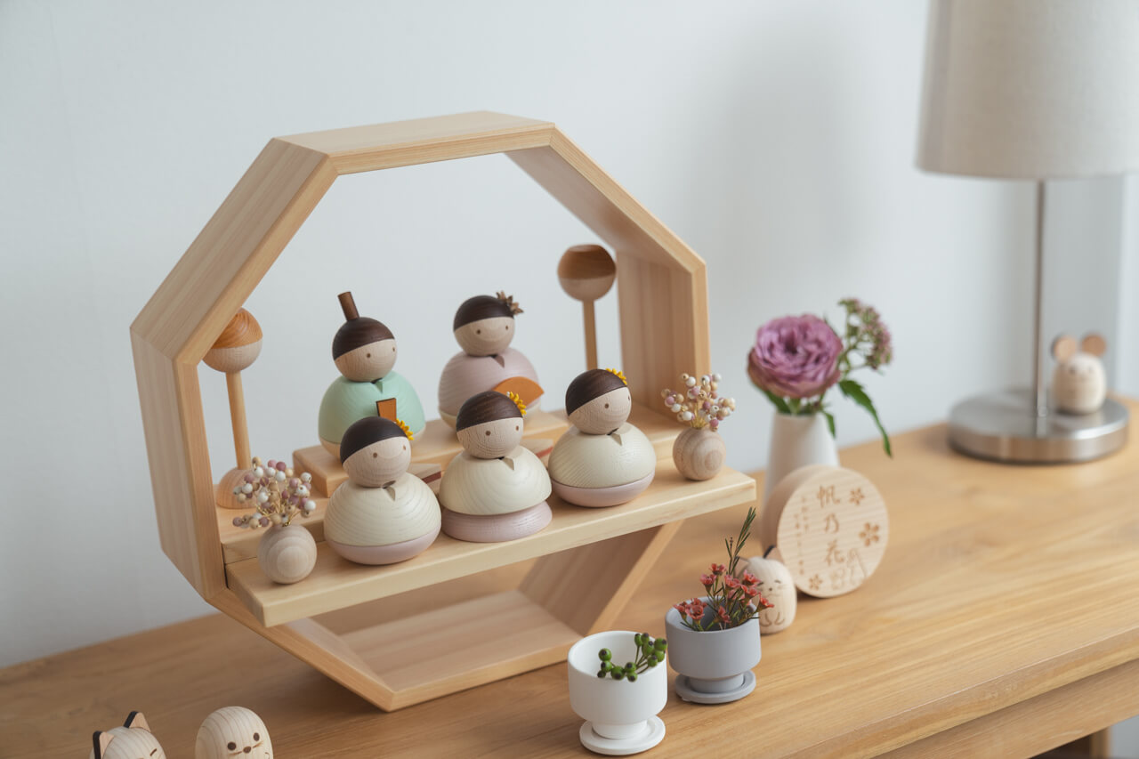 コンパクトでかわいい「ことの木製ひな人形」