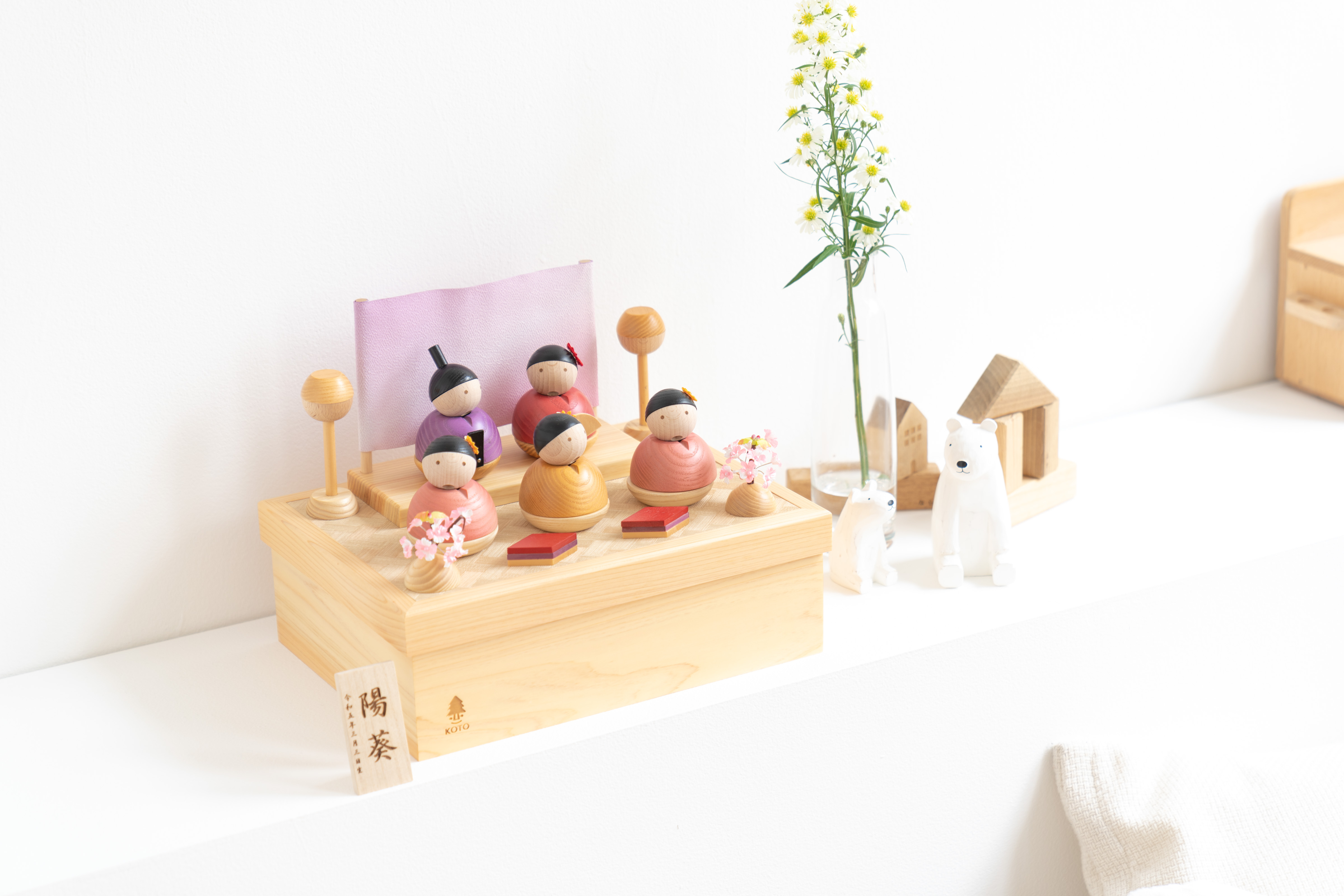 コンパクトでかわいい「ことの木製ひな人形」