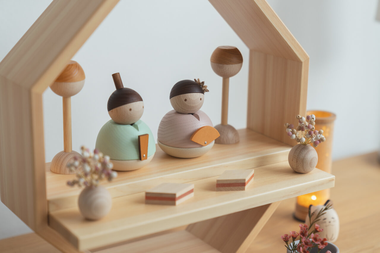 コンパクトでかわいい「ことの木製ひな人形」