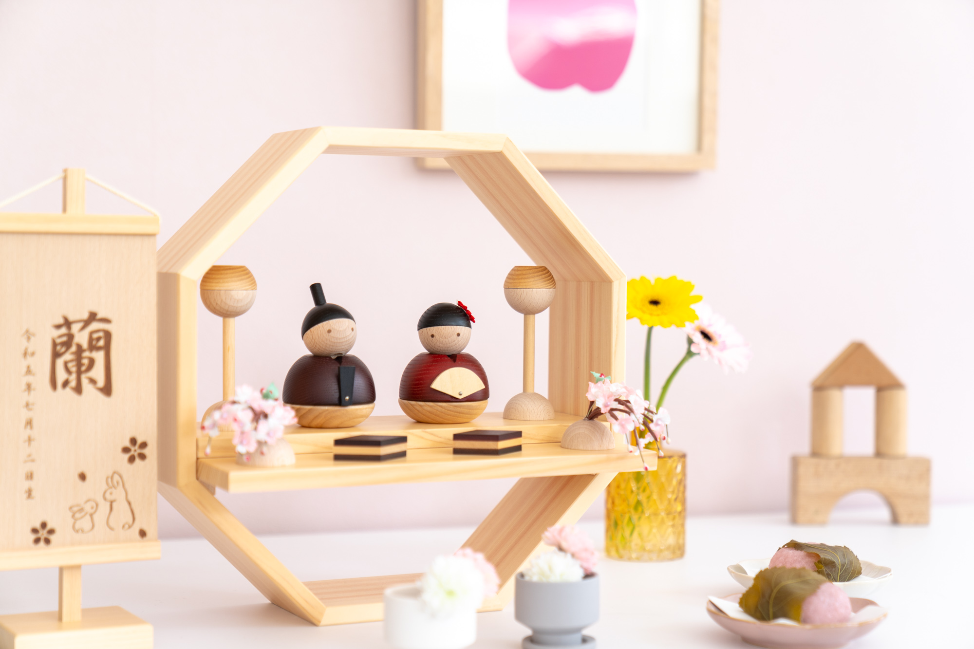 コンパクトでかわいい「ことの木製ひな人形」