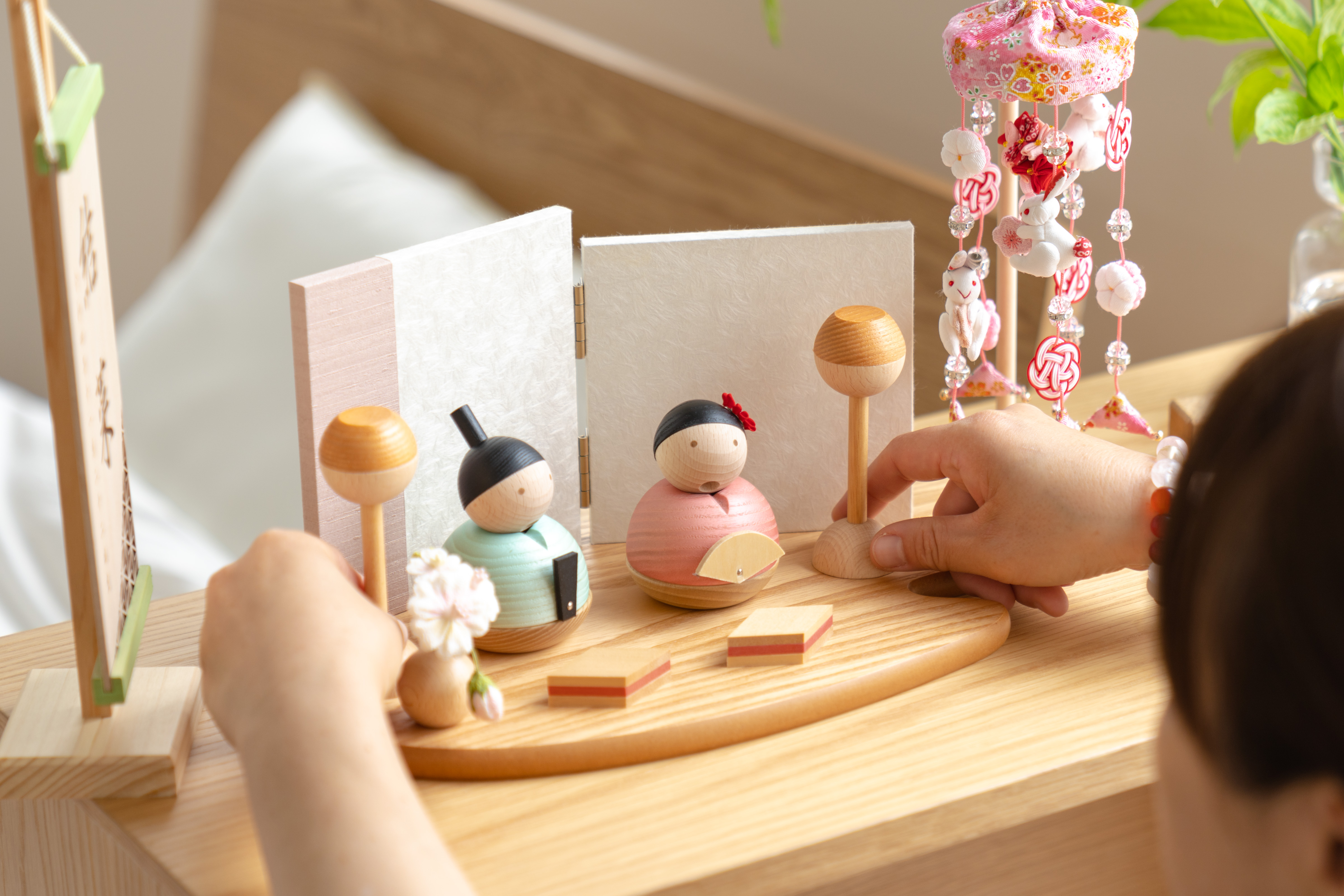 コンパクトでかわいい「ことの木製ひな人形」