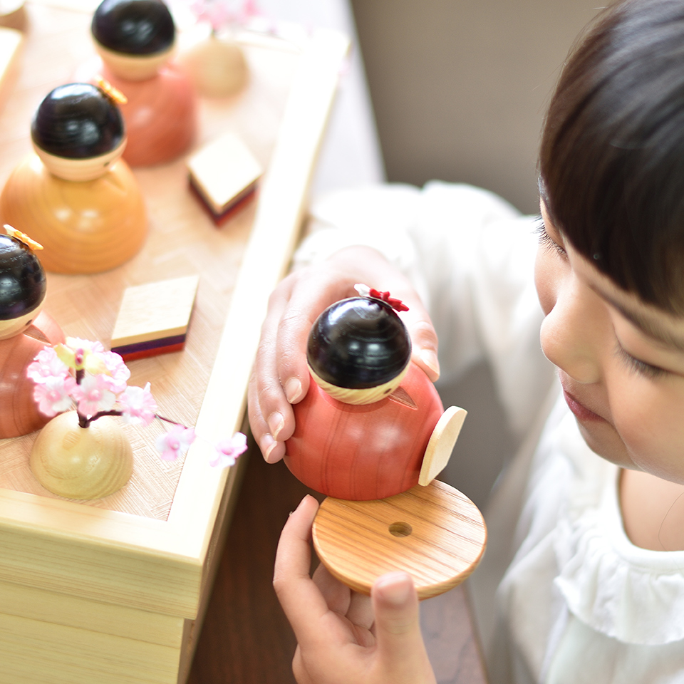 コンパクトでかわいい「ことの木製ひな人形」