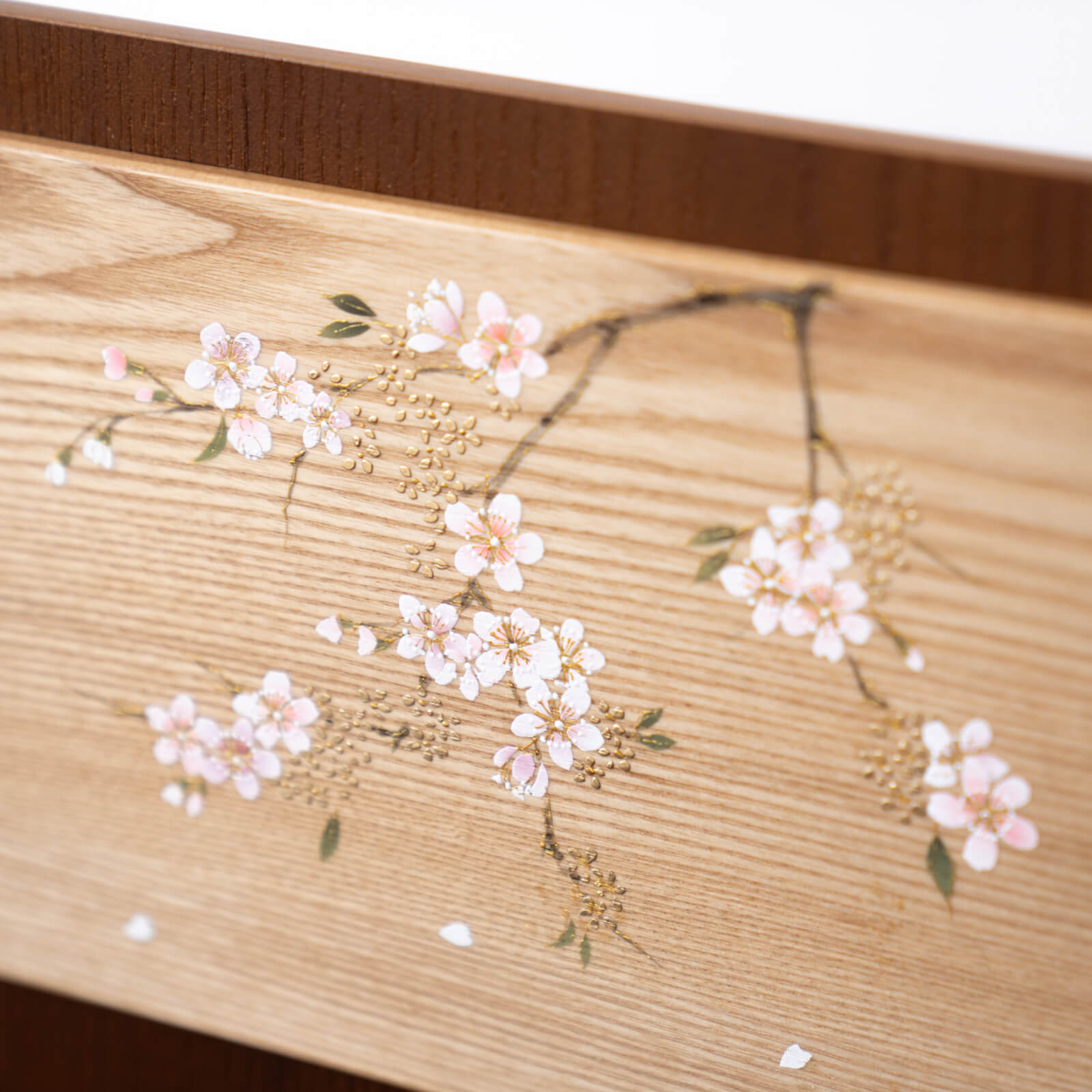 手描きの桜が彩る飾り台