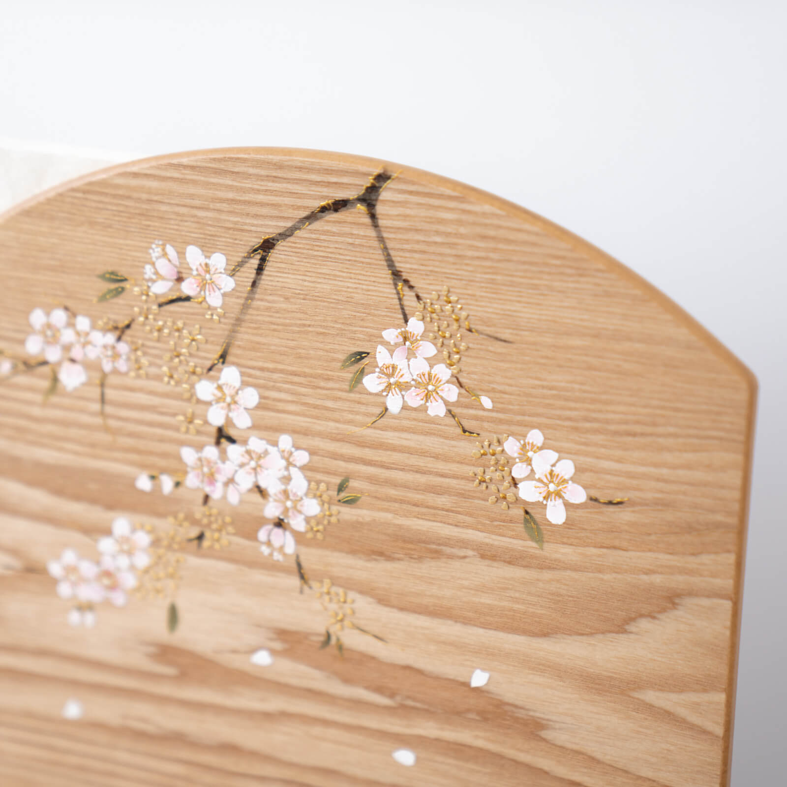 手描きの桜が彩る飾り台